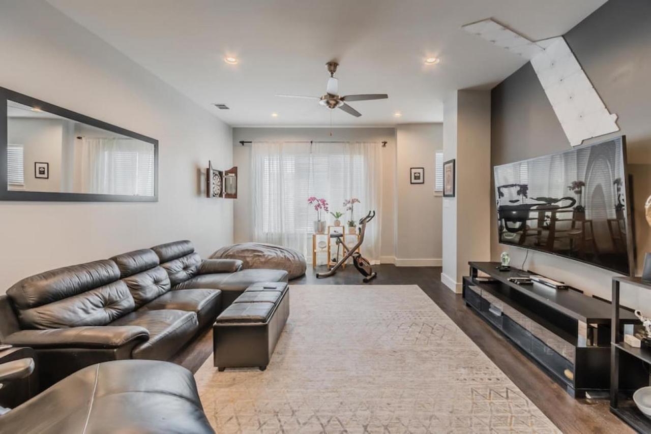 Stunning Townhome Near Uptown