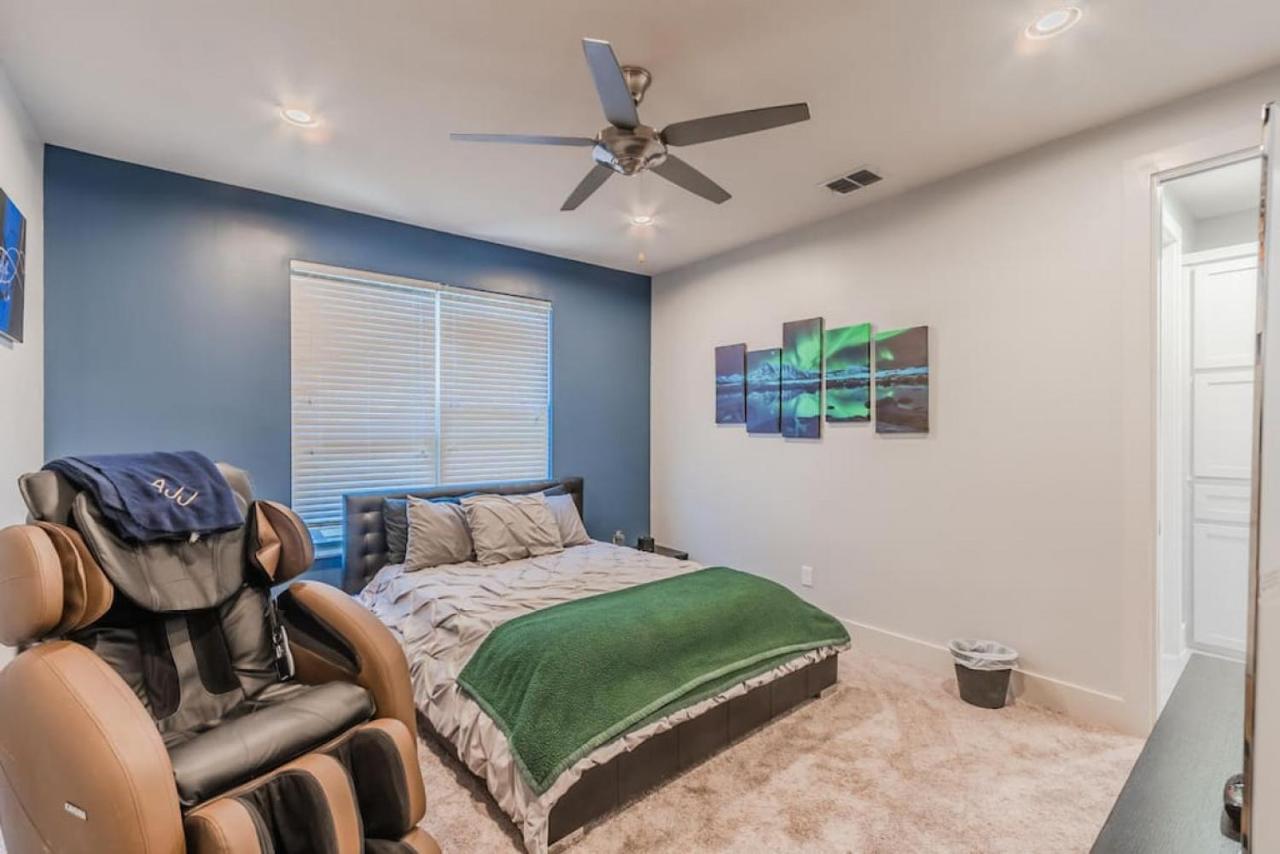 Stunning Townhome Near Uptown