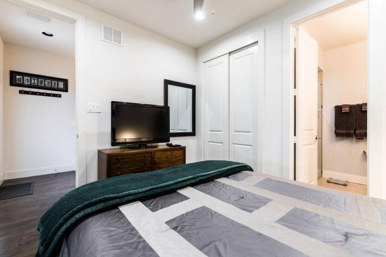 Stunning Townhome Near Uptown Dallas
