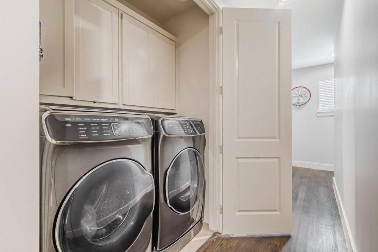 Stunning Townhome Near Uptown