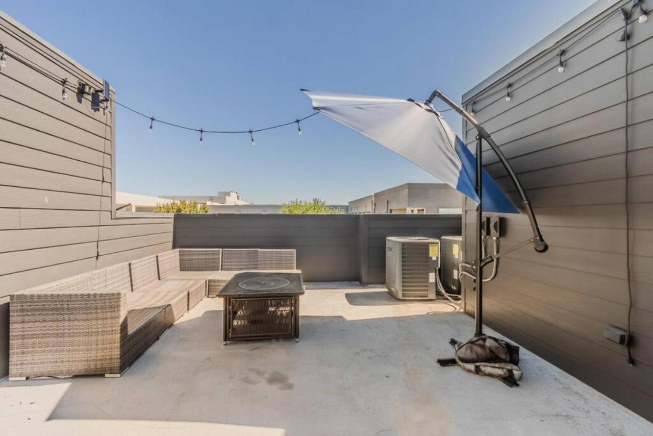 Stunning Townhome Near Uptown Holiday home *