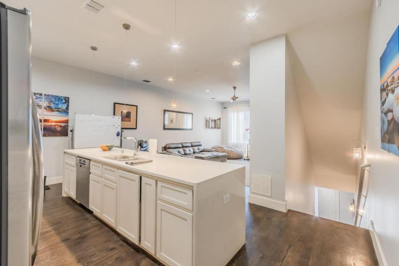 Stunning Townhome Near Uptown Dallas