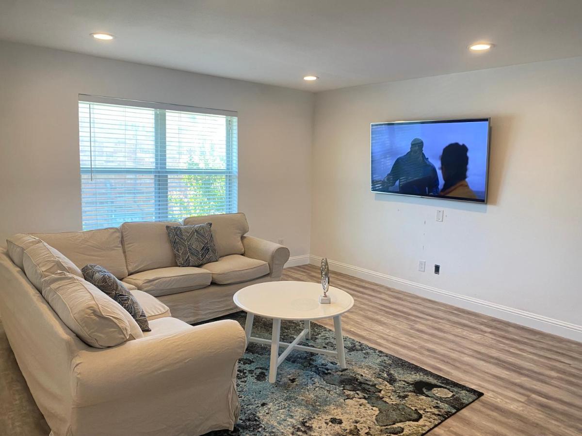 Lovely Updated 2 Bedroom With Pool Apartment *