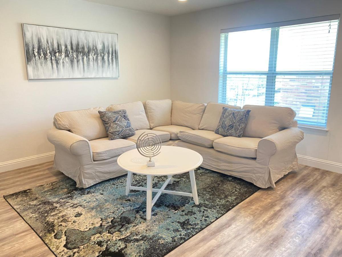Lovely Updated 2 Bedroom With Pool Apartment Dallas