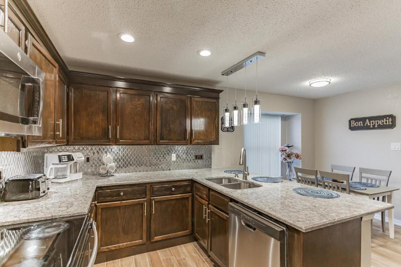 Cozy And Comfortable - Your Away From Home! Holiday home Dallas