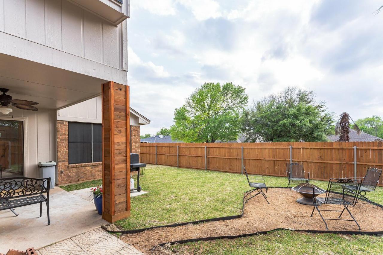 Cozy And Comfortable - Your Away From Home! Holiday home Dallas