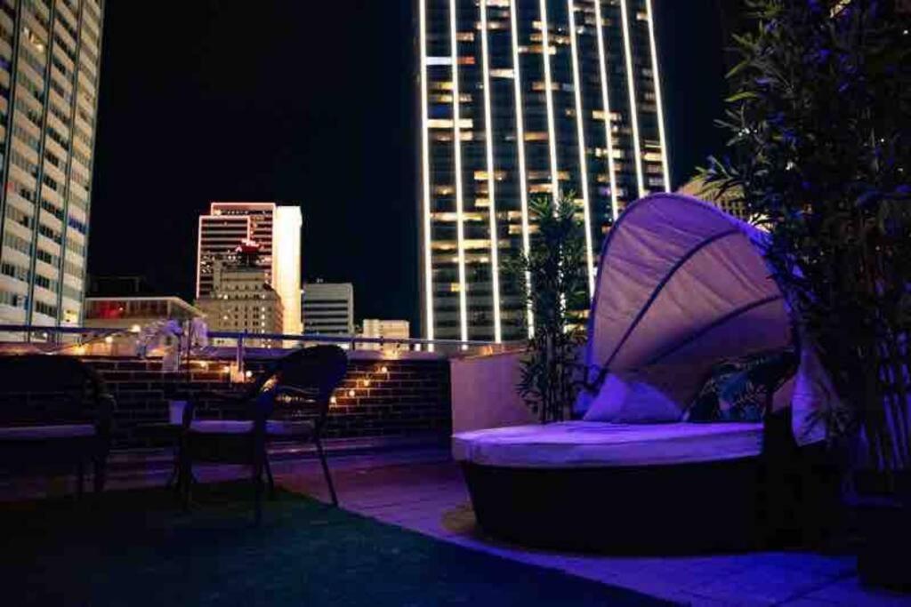 Luxury Penthouse W/ Stunning View & King Bed Apartment