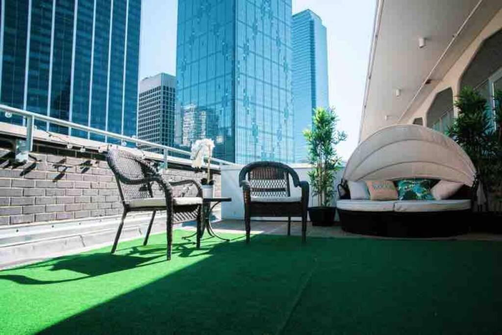 Luxury Penthouse W/ Stunning View & King Bed Apartment *