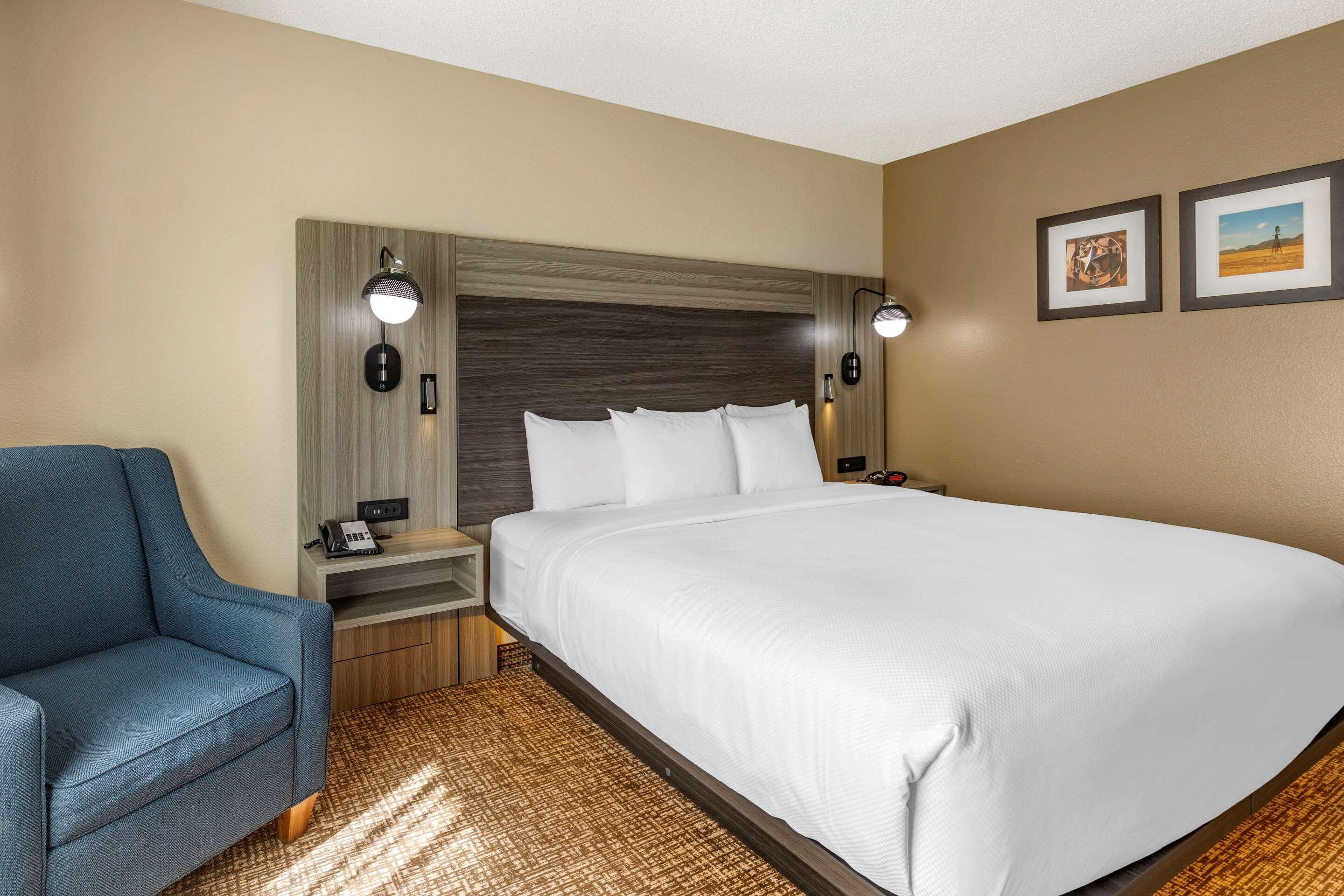 Comfort & North Dallas-addison Hotel 3*