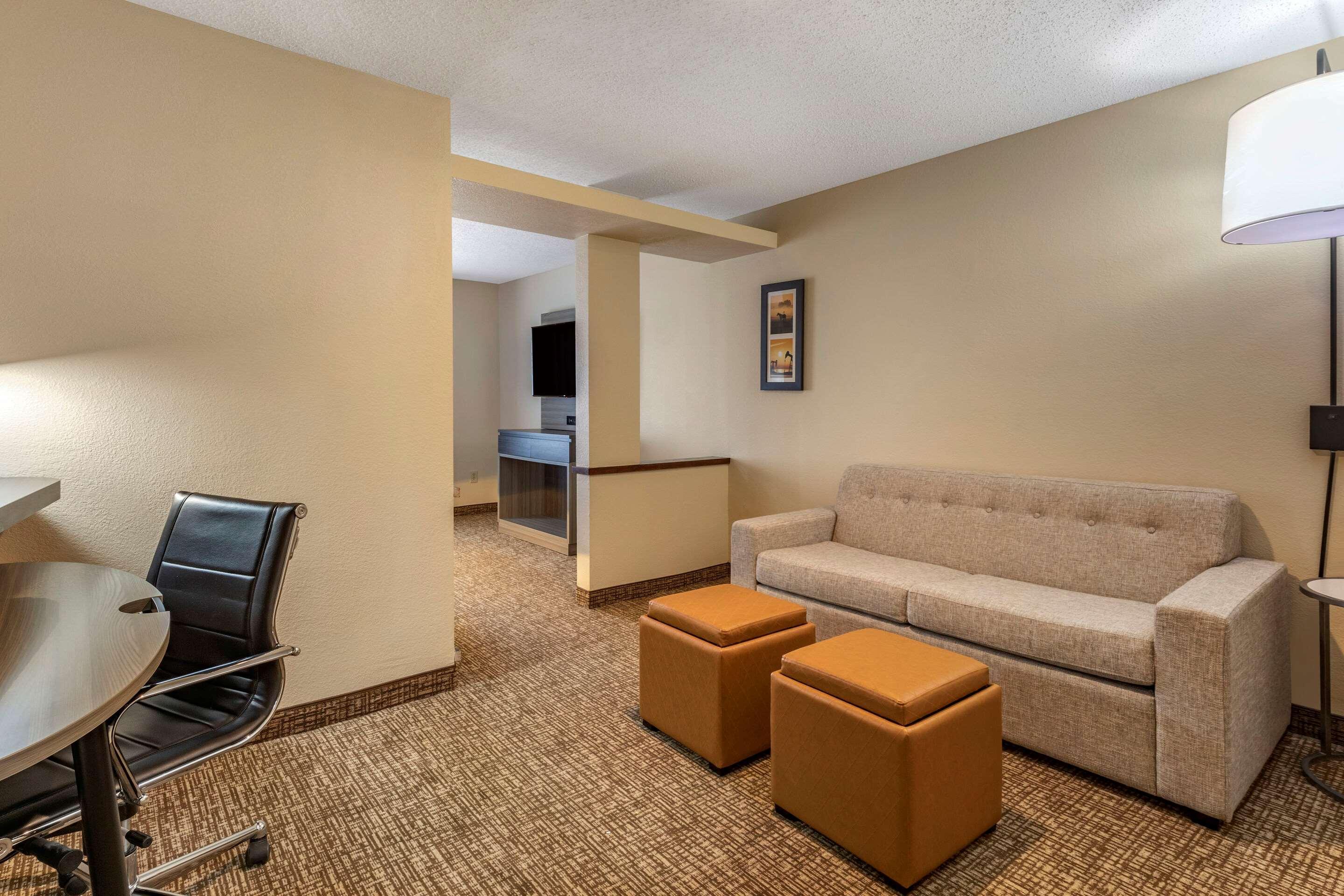 Comfort & North Dallas-addison Hotel