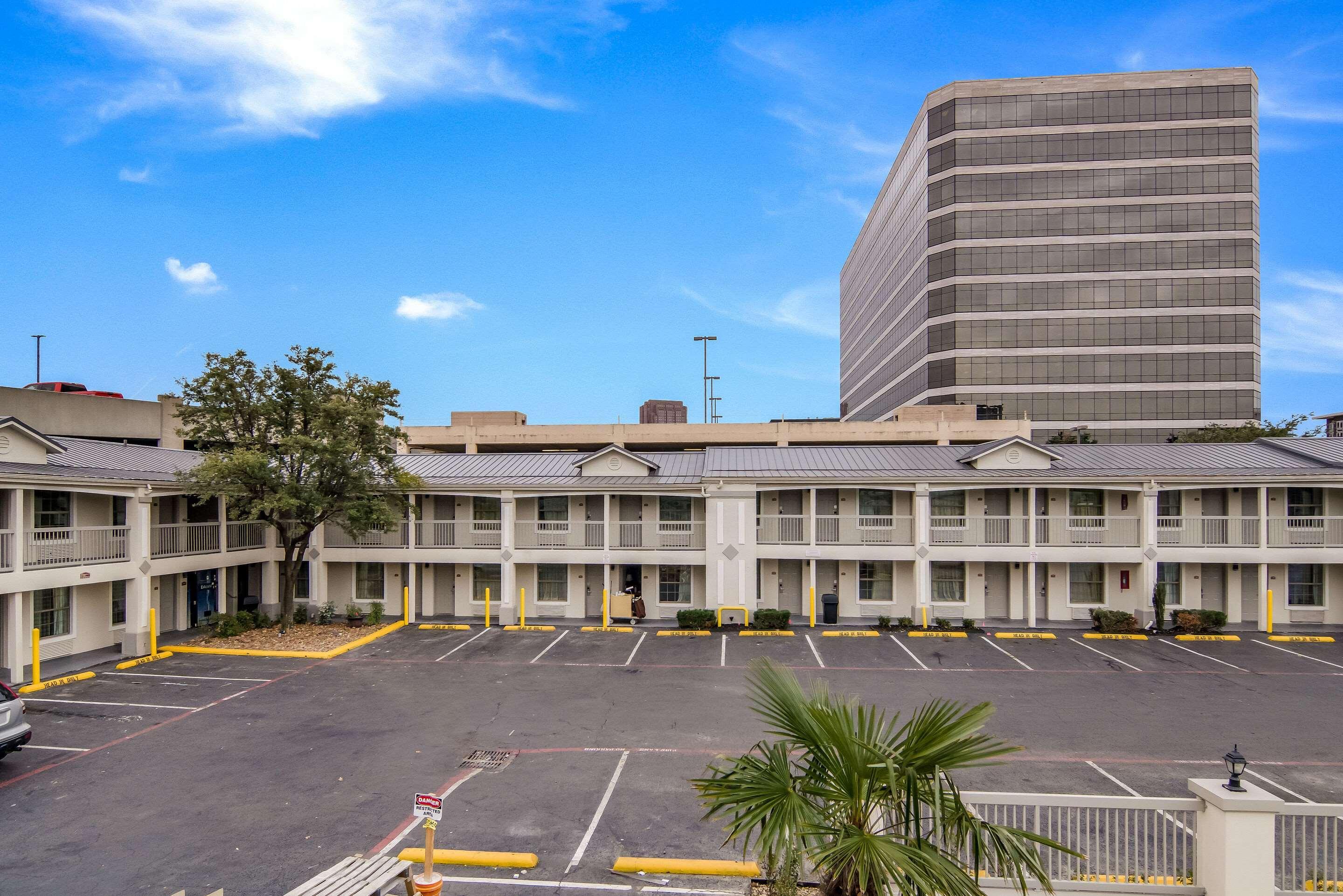 Hotel Quality & Dallas-cityplace 3*