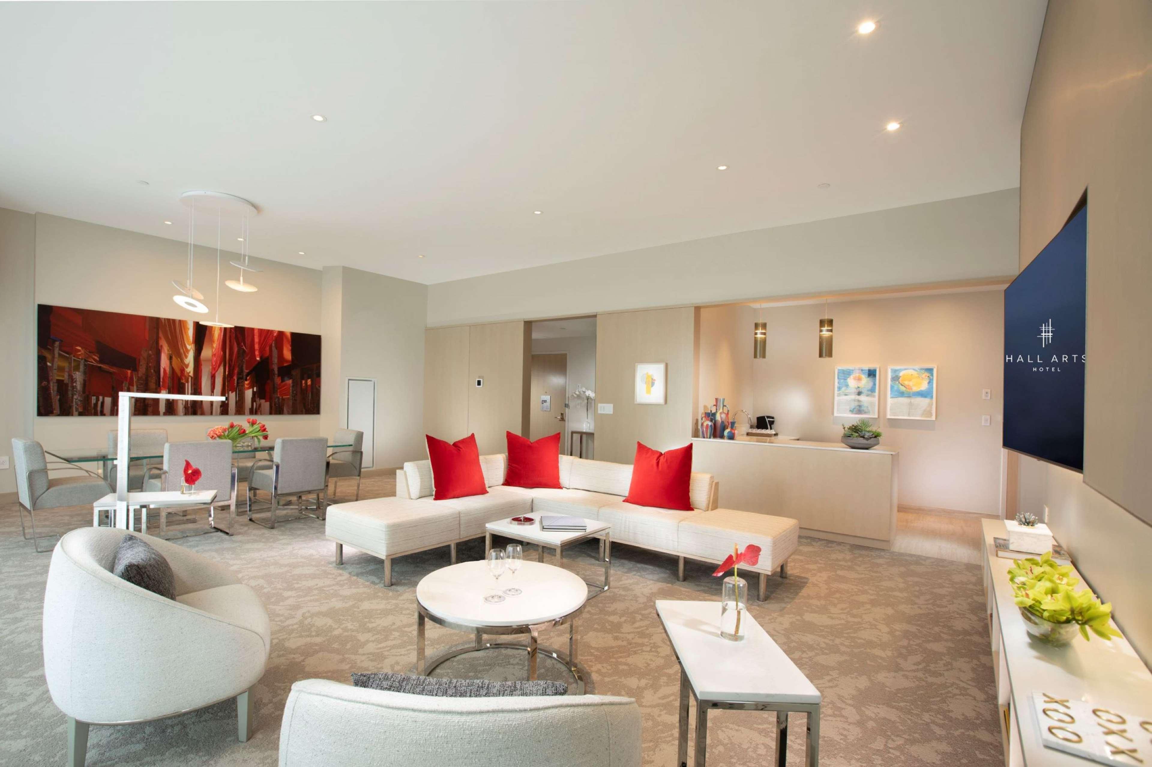 Hall Arts Dallas, Curio Collection By Hilton Hotel Dallas