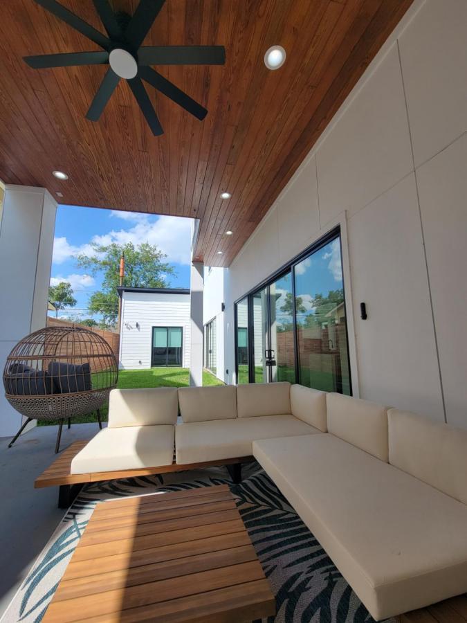 Luxury Modern House By Airport *