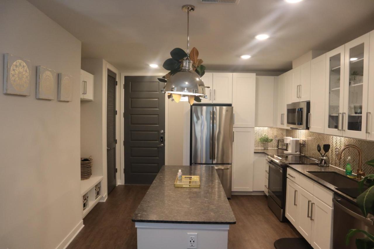 Luxury High-rise Downtown Apartment *