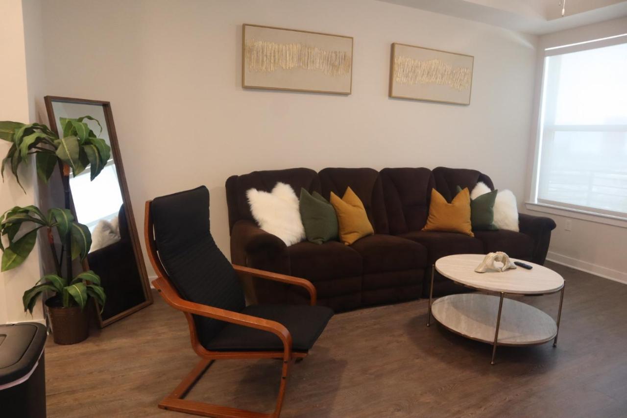 Luxury High-rise Downtown Apartment *