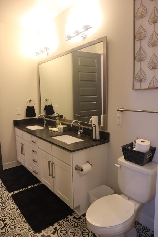 Apartment Luxury High-rise Downtown