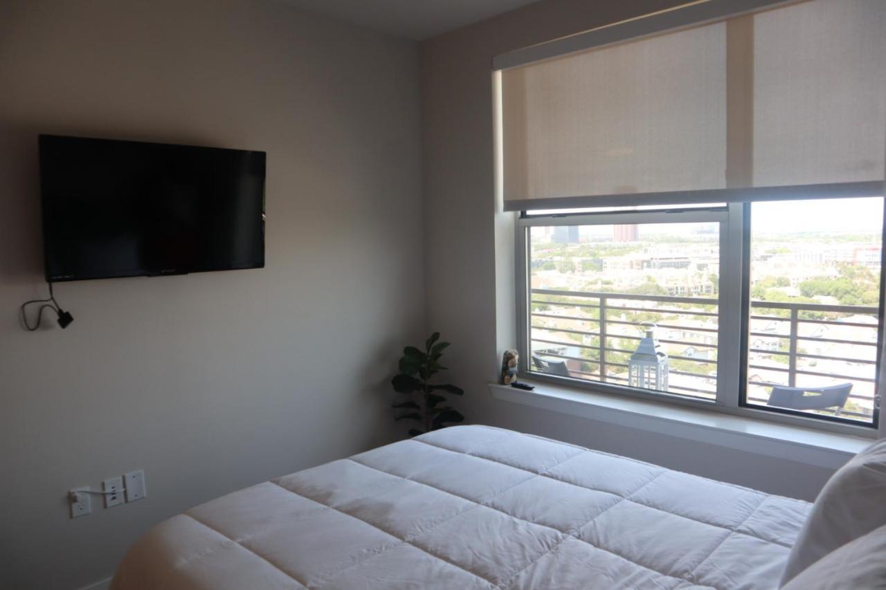 Apartment Luxury High-rise Downtown