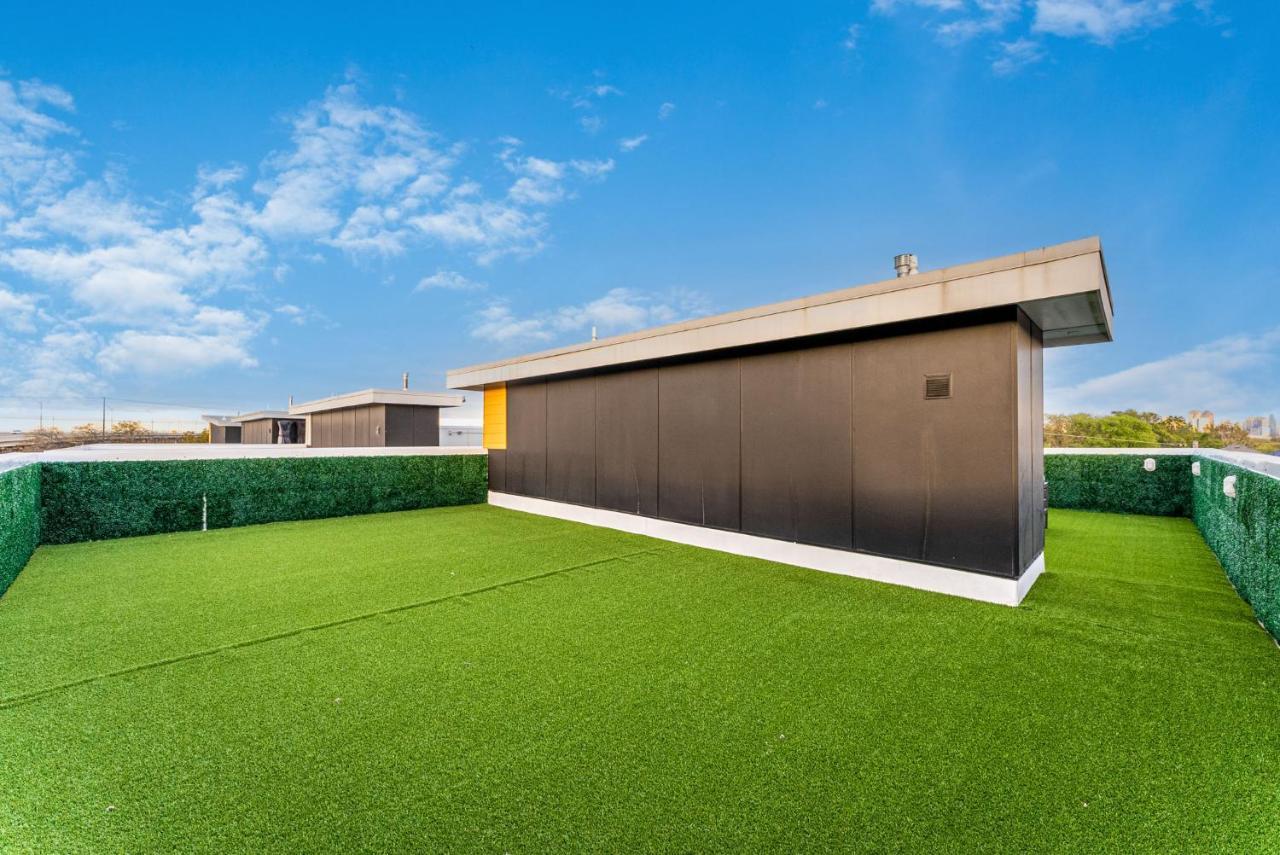 Luxury With Rooftop Views *