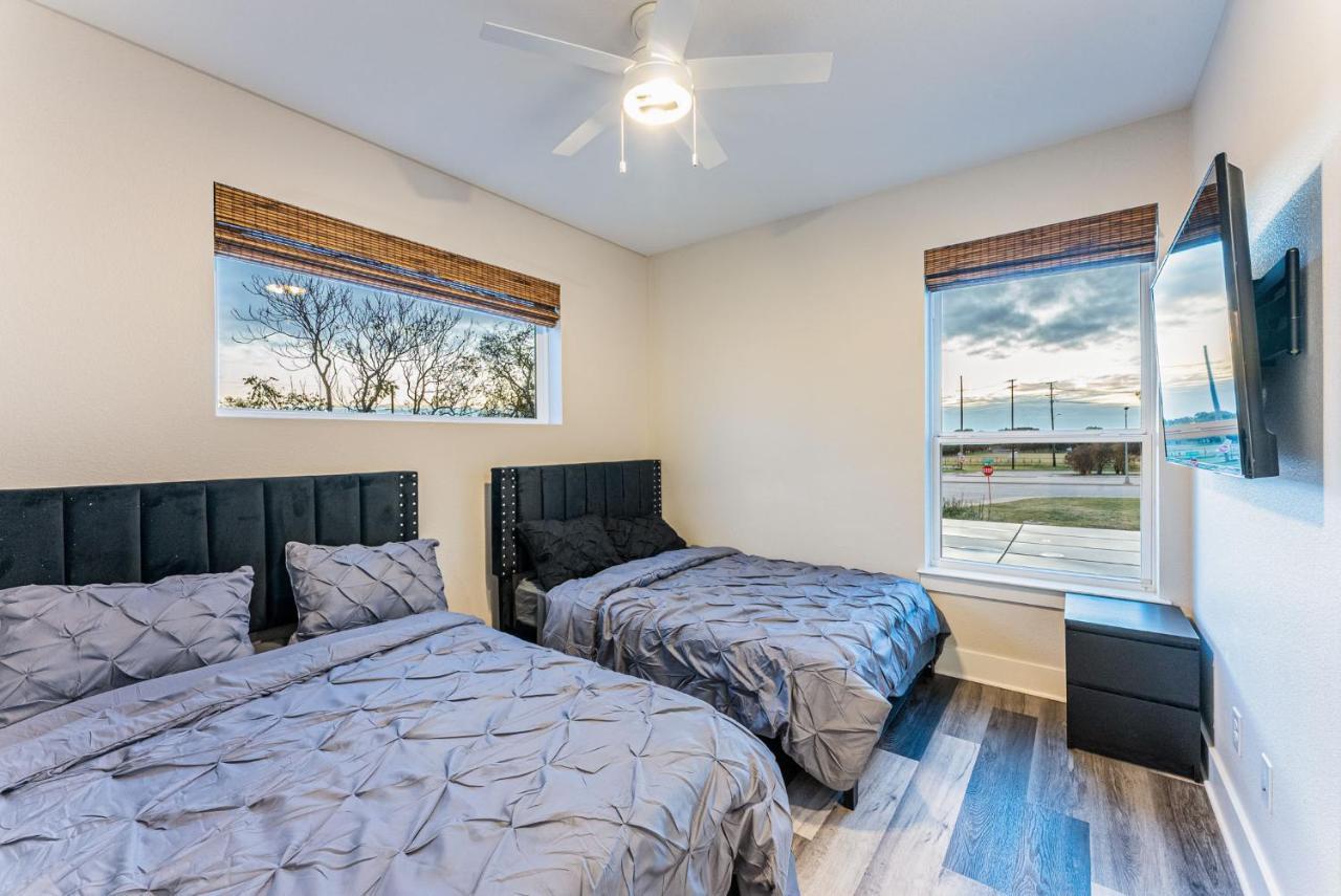 Luxury With Rooftop Views *
