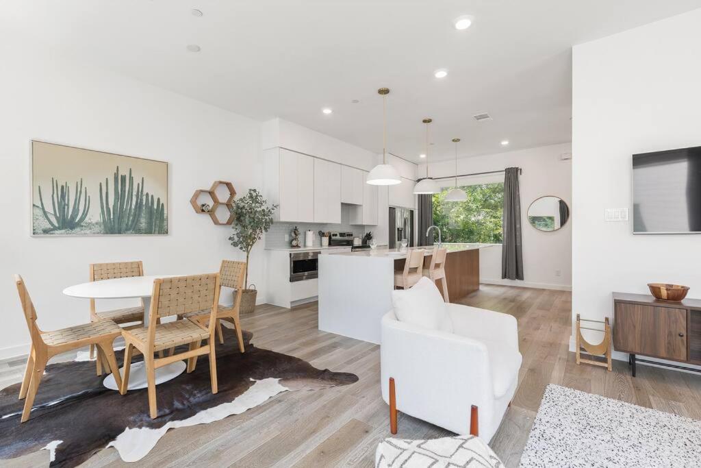 Deluxe 2-bed Townhome Close To Everything! *