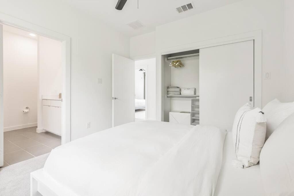 Deluxe 2-bed Townhome Close To Everything! Holiday home *