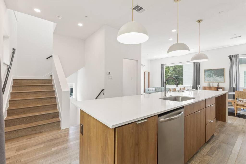 Deluxe 2-bed Townhome Close To Everything! Holiday home Dallas