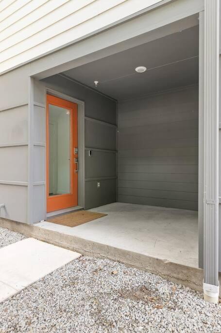 Deluxe 2-bed Townhome Close To Everything!