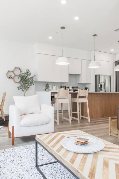 Deluxe 2-bed Townhome Close To Everything! Holiday home Dallas