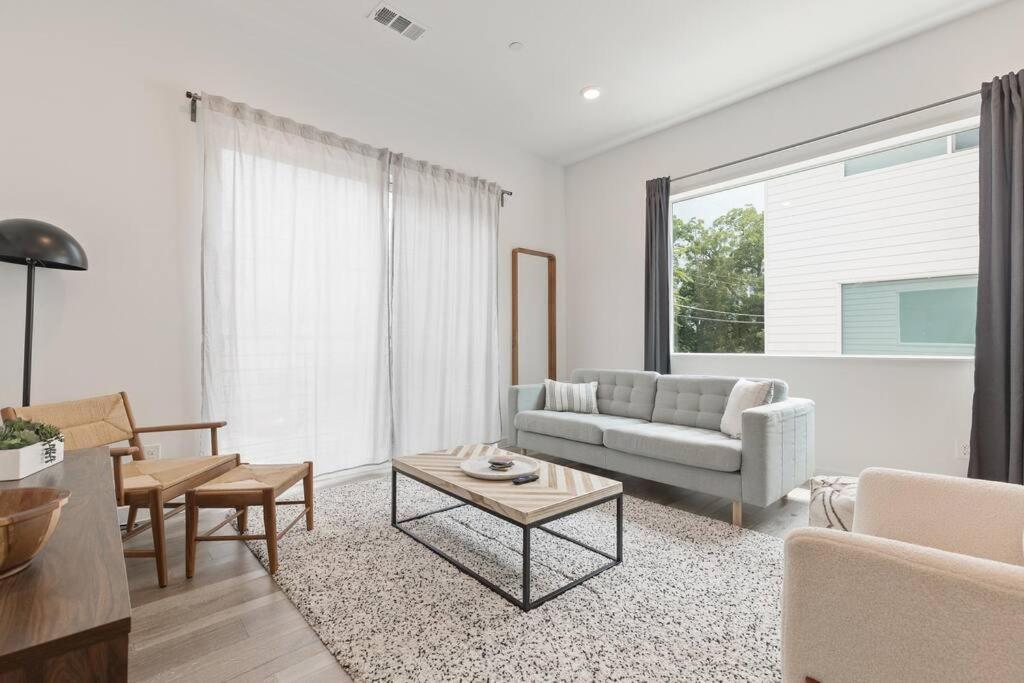 Deluxe 2-bed Townhome Close To Everything!