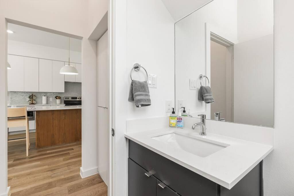 Deluxe 2-bed Townhome Close To Everything! Holiday home *