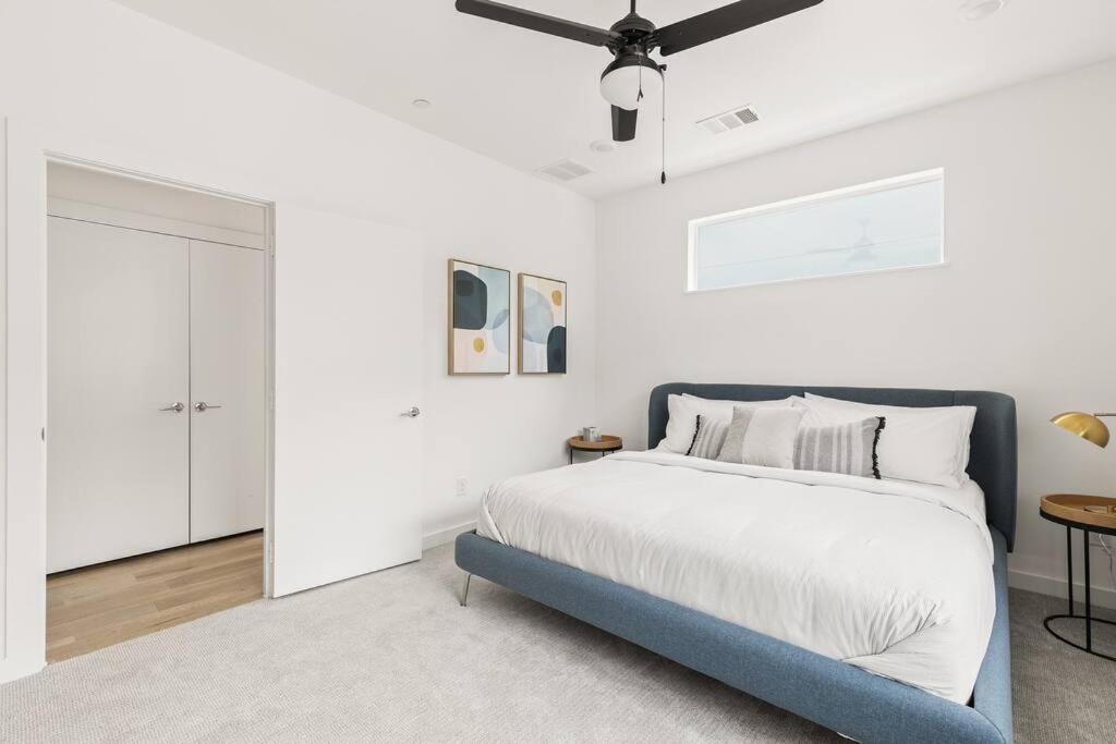 Deluxe 2-bed Townhome Close To Everything! Holiday home