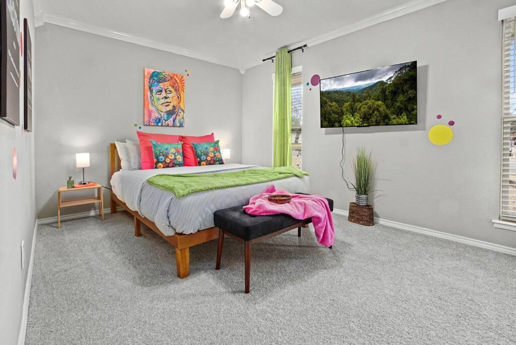 Casa de férias Awhile! Pool Table+ Fire-pit+ 4 Bedroom+ 2 Baths+ Game-room!