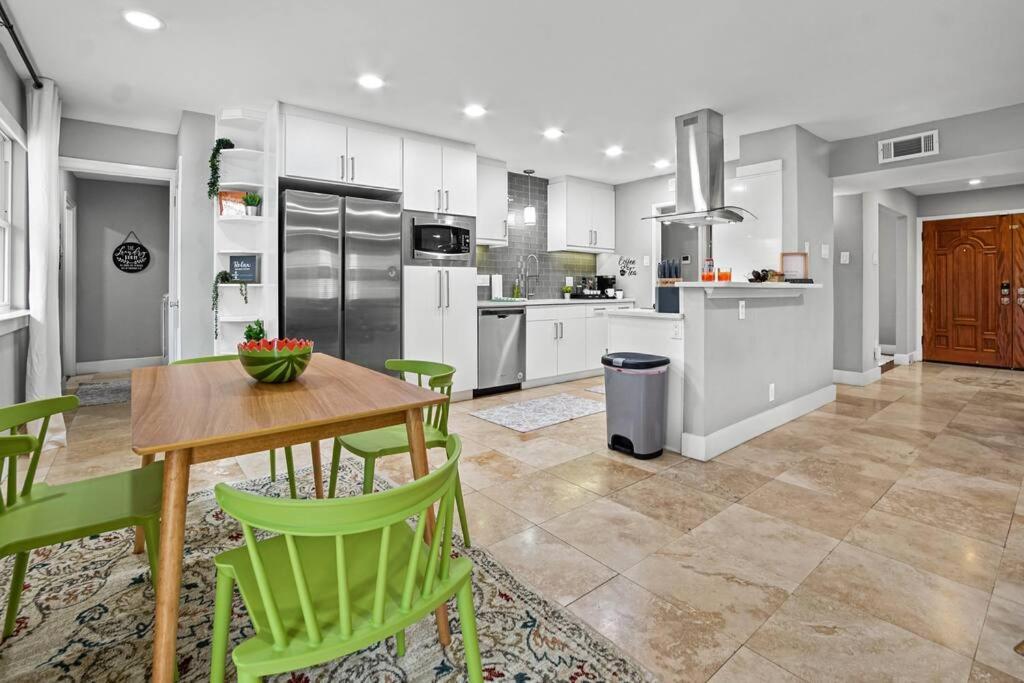 Casa de férias Awhile! Pool Table+ Fire-pit+ 4 Bedroom+ 2 Baths+ Game-room! Dallas