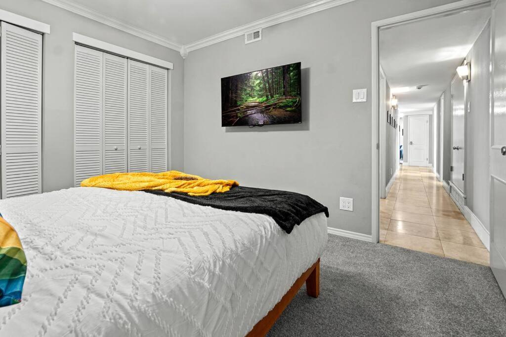 Casa de férias Awhile! Pool Table+ Fire-pit+ 4 Bedroom+ 2 Baths+ Game-room! Dallas