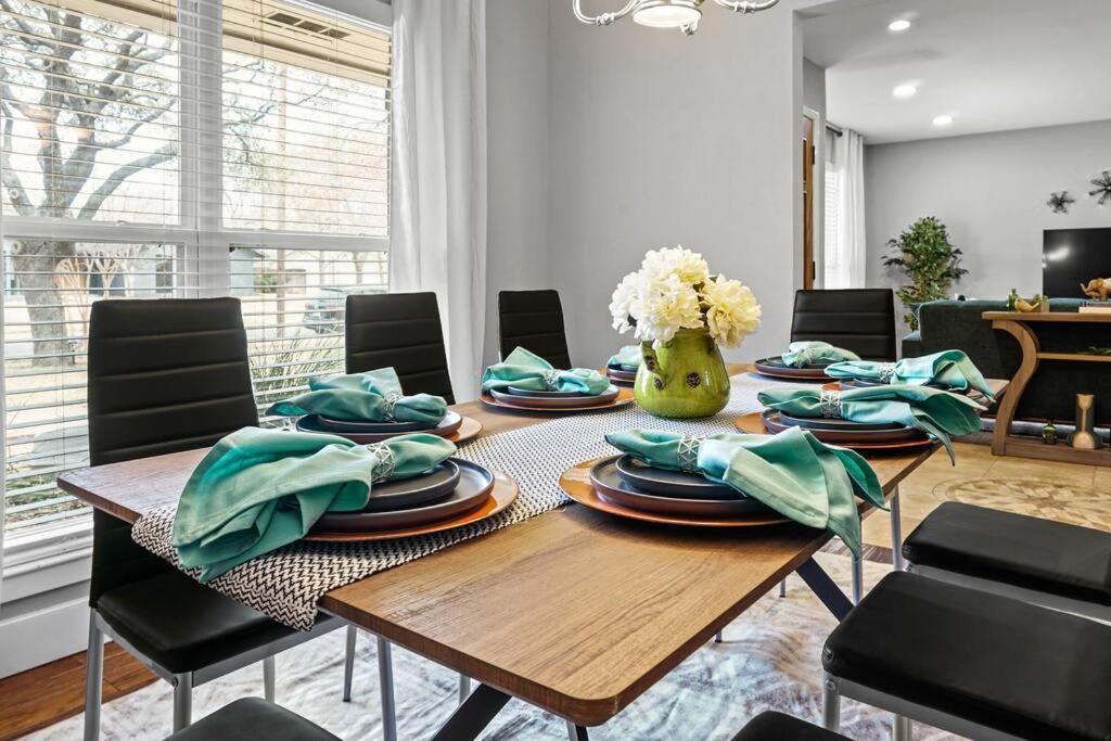 Casa de férias Awhile! Pool Table+ Fire-pit+ 4 Bedroom+ 2 Baths+ Game-room! Dallas
