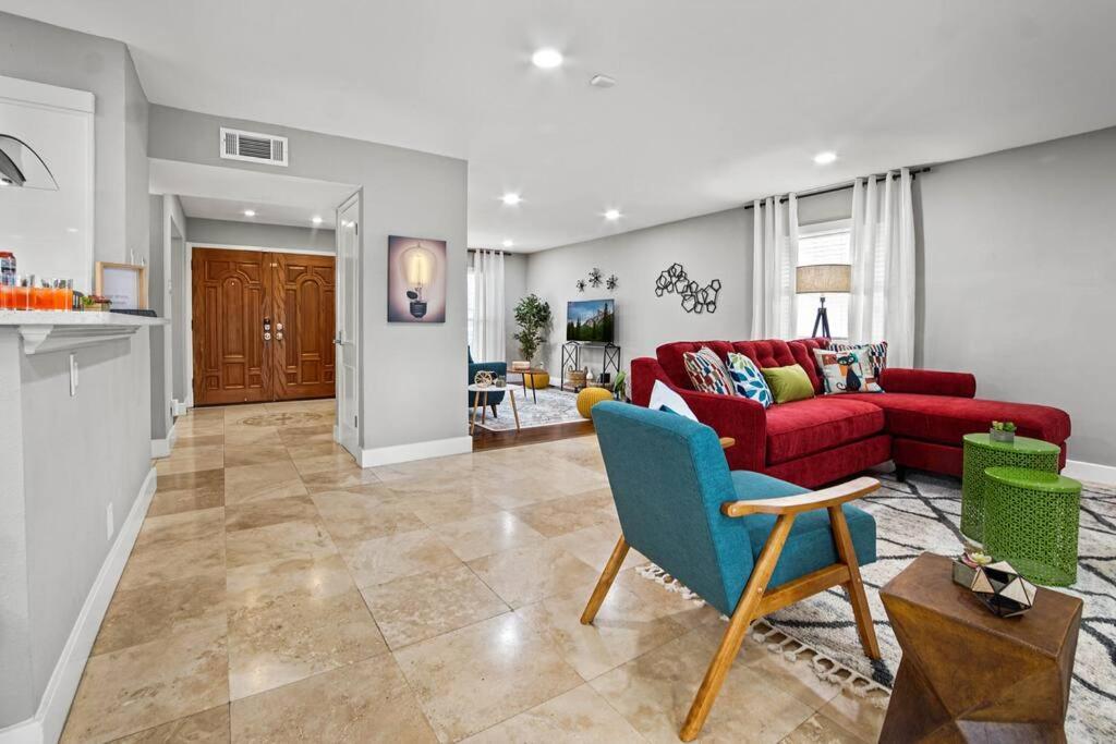 Casa de férias Awhile! Pool Table+ Fire-pit+ 4 Bedroom+ 2 Baths+ Game-room! Dallas