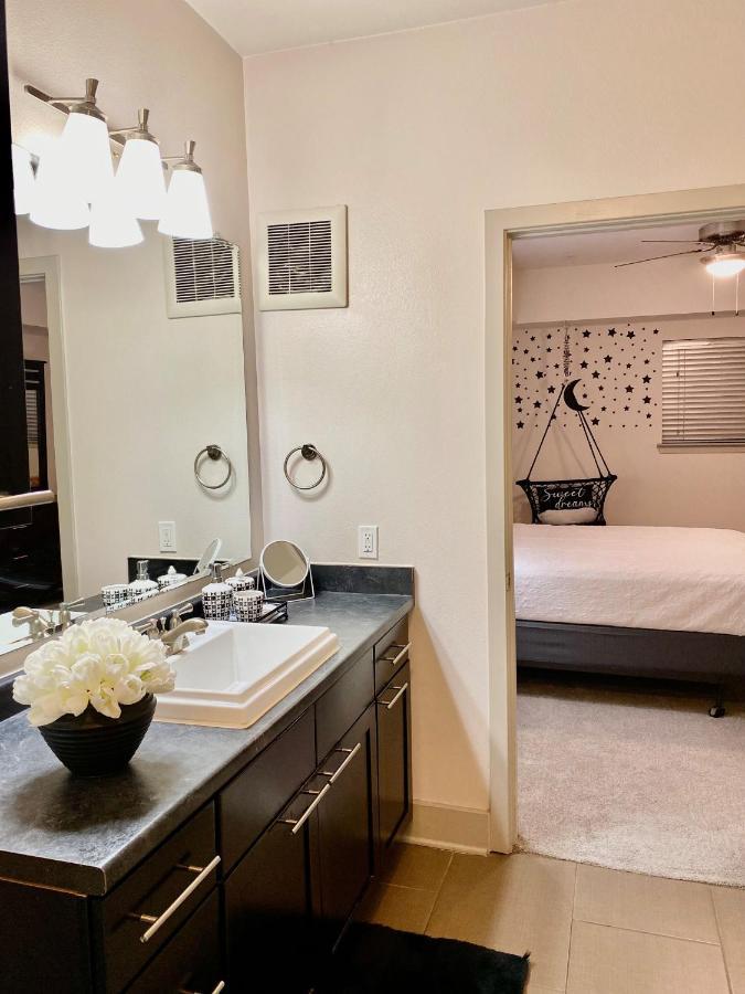 10 Mins From Downtown Apartment *