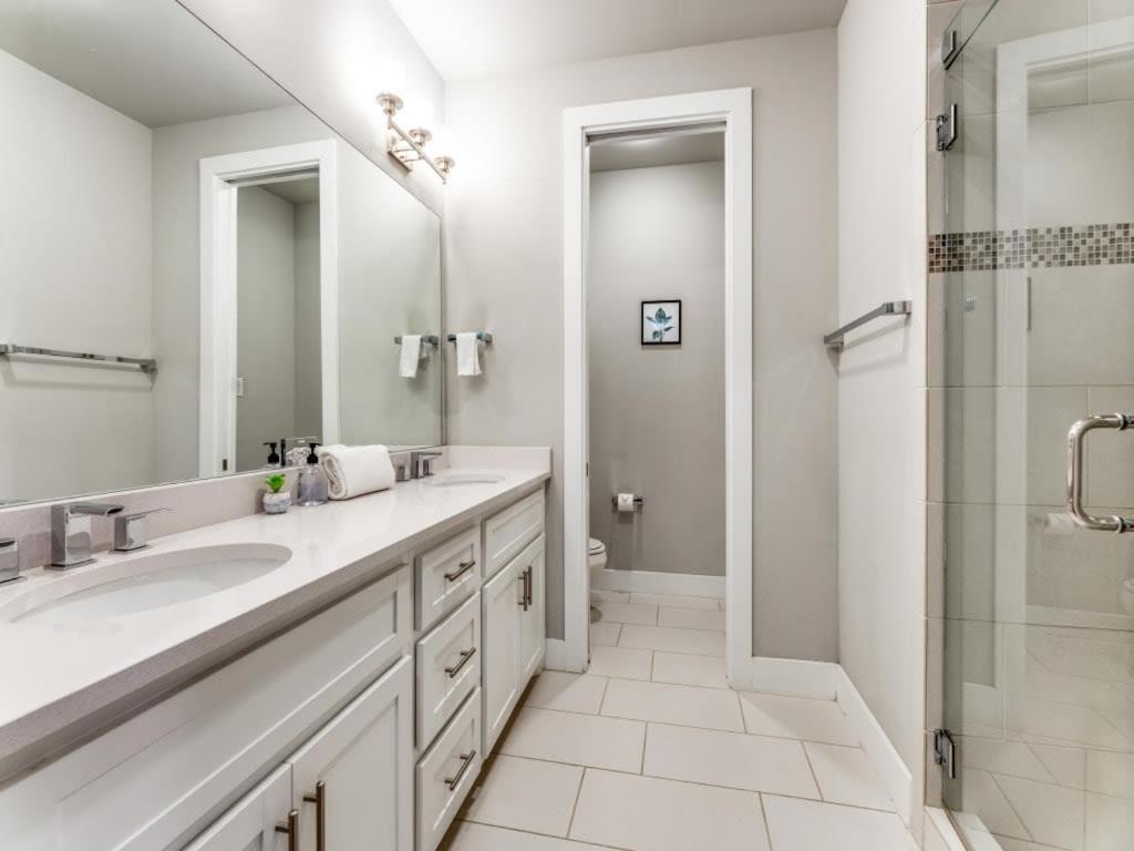 Cozysuites Uptown 3br King Beds Skyline View Apartment *