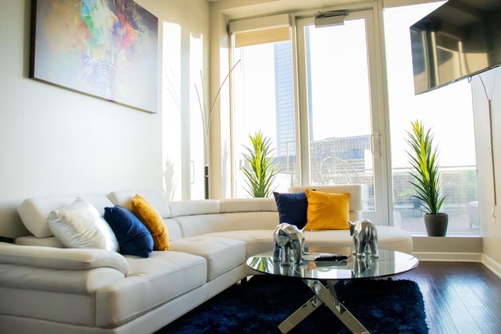 Downtown Luxe Skyline Haven. *