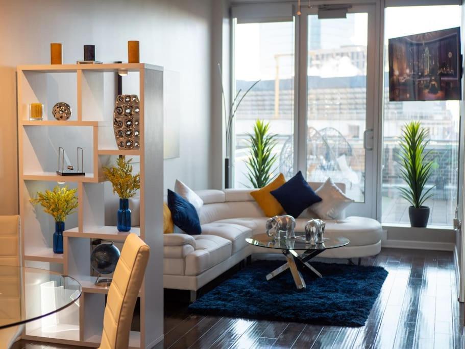 Downtown Luxe Skyline Haven. Apartment