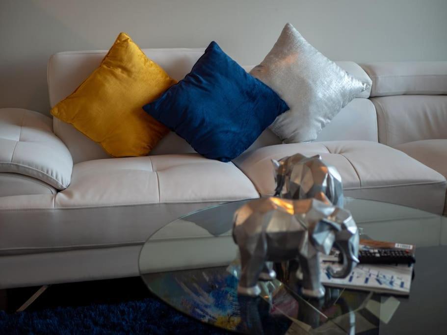 Downtown Luxe Skyline Haven. Apartment