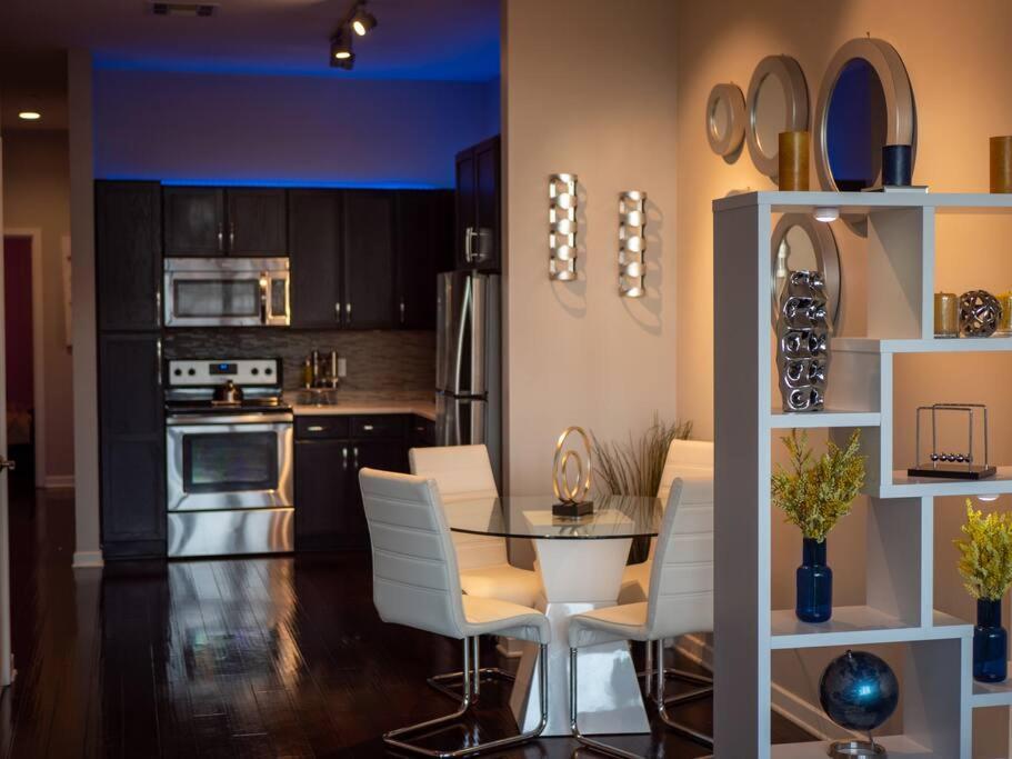 Downtown Luxe Skyline Haven. *