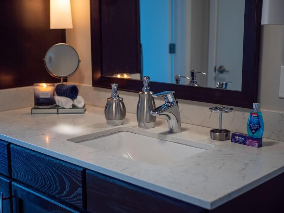 Apartment Downtown Luxe Skyline Haven.