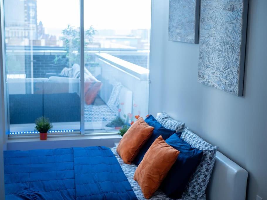 Downtown Luxe Skyline Haven. *