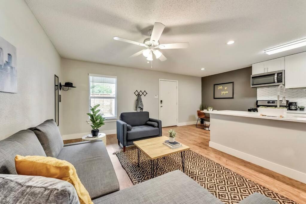 Hello Gorgeous Flat Near Downtown! *