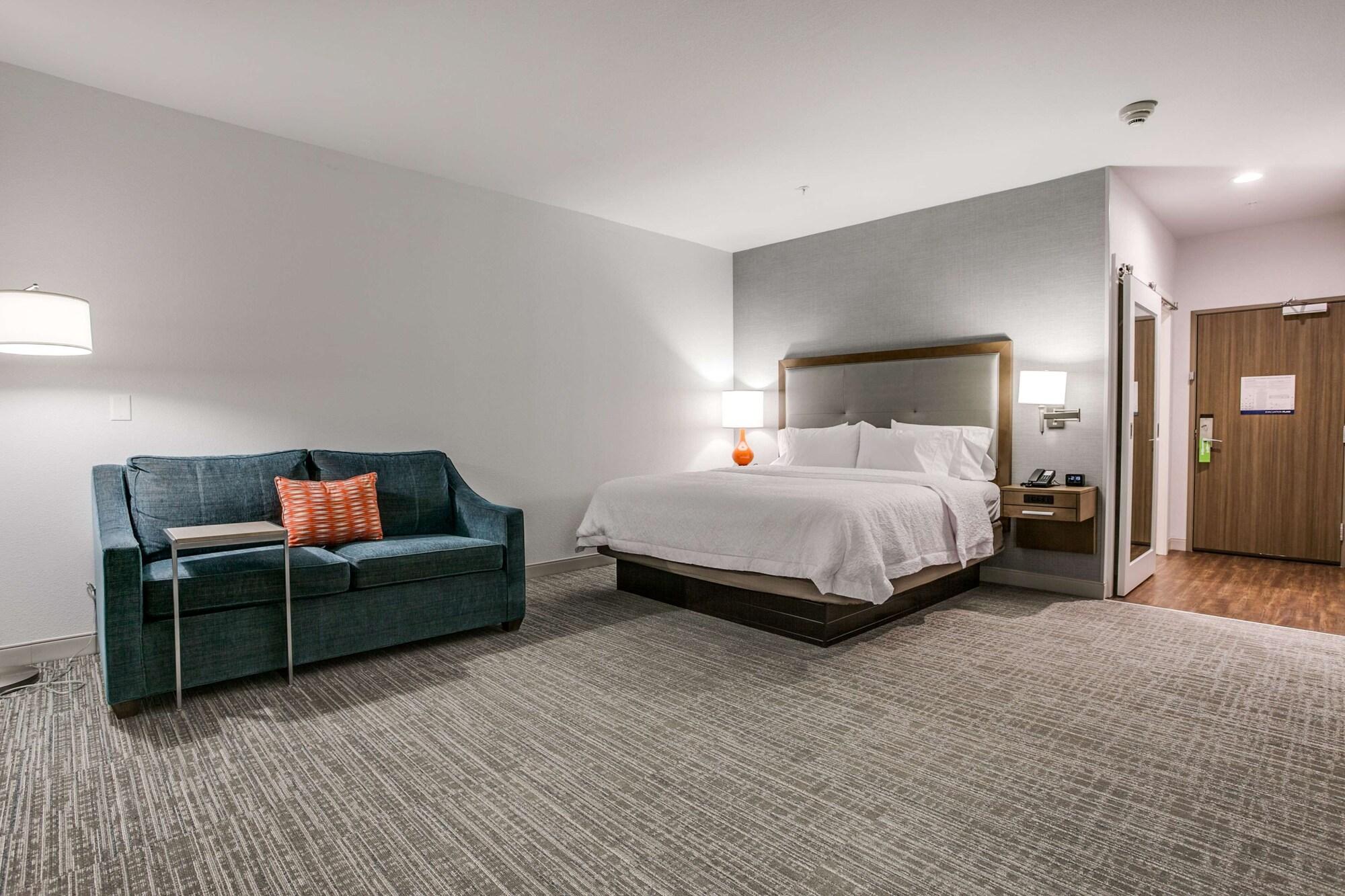 Hampton Inn & Suites Dallas-Central Expy/North Park Area 3*