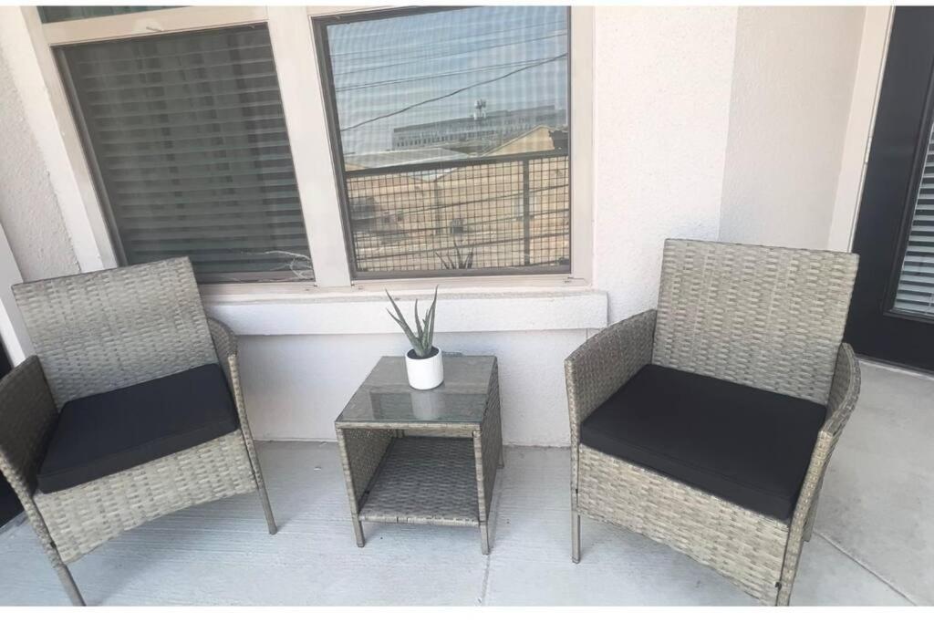 Apartment 2 Bedroom 2 Full Bth In The Heart Of Dallas! Great Location! Dallas