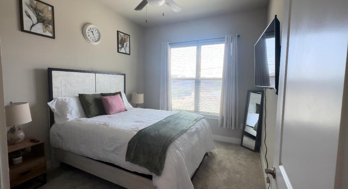 Apartment 2 Bedroom 2 Full Bth In The Heart Of Dallas! Great Location! *