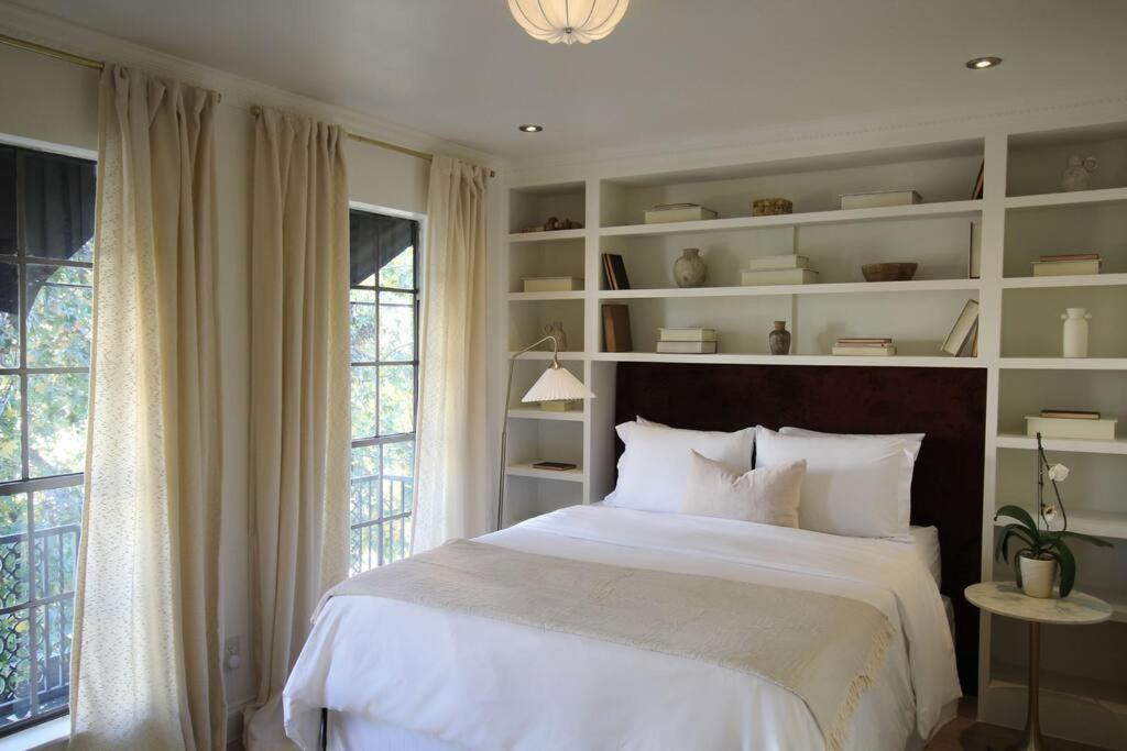 Mr. Nomad: Artistic Abode In Uptown Apartment