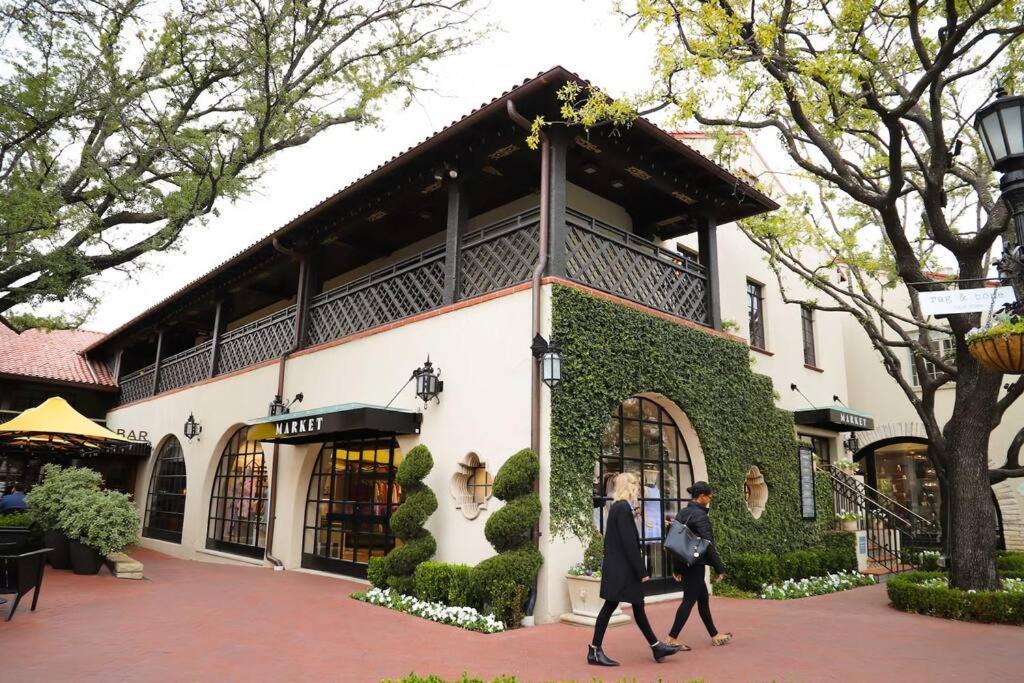 Mr. Nomad: Artistic Abode In Uptown Dallas